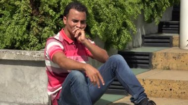 İspanyol erkek oturma düşünme