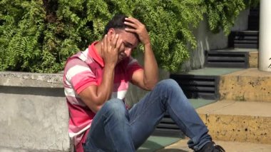 İspanyol erkek oturma vurguladı