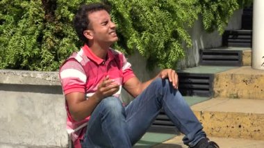 Kızgın İspanyol erkek oturma