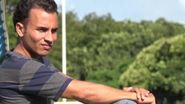 Genç İspanyol adam yalnız