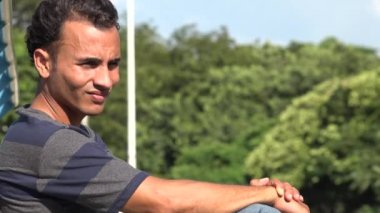 mutlu genç İspanyol adam