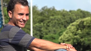 Genç İspanyol adam gülüyor