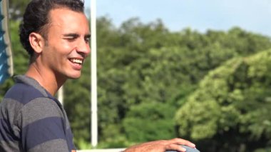 Garip İspanyol delikanlı