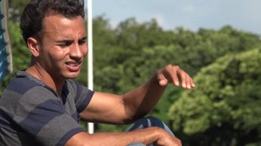 Endişeli genç İspanyol adam