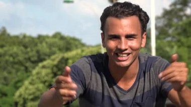 Dostu genç İspanyol adam konuşuyor