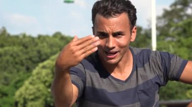 Dostça karşılama genç İspanyol adam