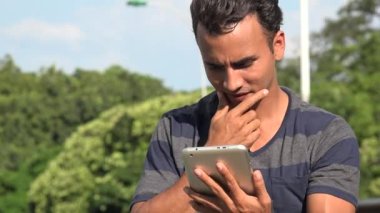 İspanyol delikanlı kullanarak Tablet