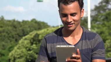 İspanyol delikanlı manifatura tablet kullanma