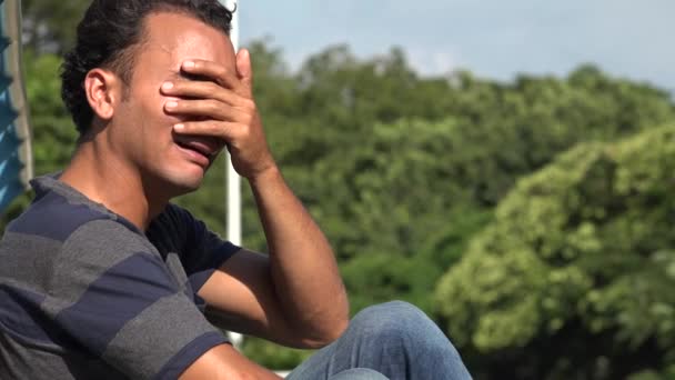 Jonge Spaanse Man huilen — Stockvideo