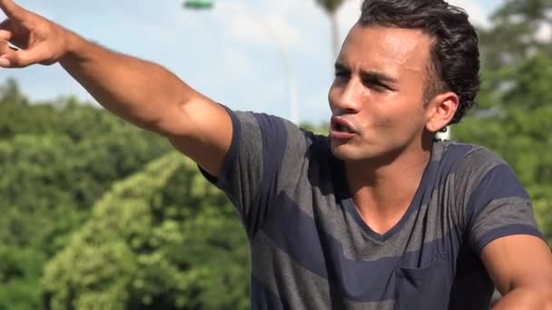 Junger hispanischer Mann spricht — Stockvideo