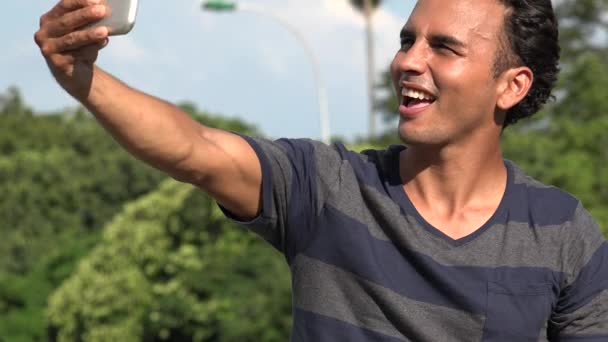 年轻的西班牙裔男子拍摄使用片剂 — 图库视频影像