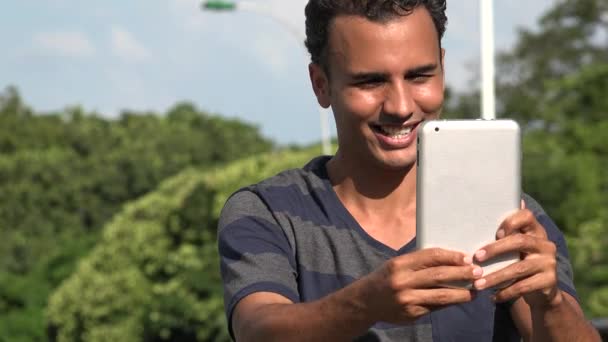 Young Hispanic Man Filming Menggunakan Tablet — Stok Video