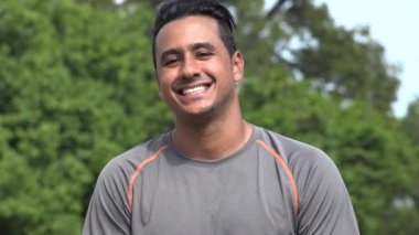 Atletik İspanyol yetişkin erkek gülüyor