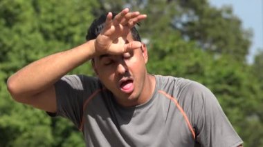 Yorgun atletik İspanyol yetişkin erkek