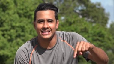 Mutlu atletik İspanyol yetişkin erkek konuşuyor