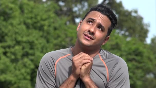 Triest Atletische Hispanic Volwassen Mannetje — Stockvideo