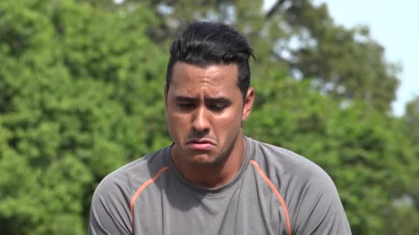 Atletische Hispanic Volwassen Man Huilen — Stockvideo
