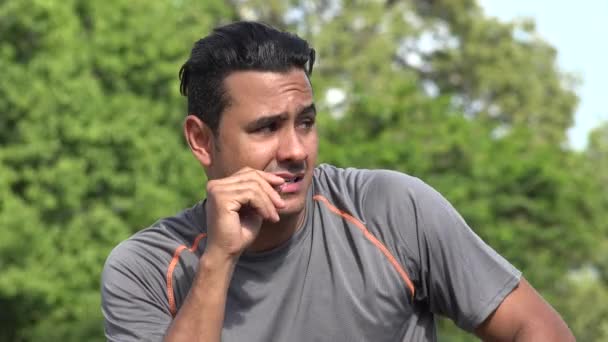 Nerveus Atletische Hispanic Volwassen Mannetje — Stockvideo