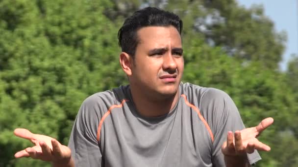 Verwirrter Athletischer Hispanischer Erwachsener Mann — Stockvideo