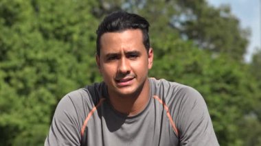 Ciddi atletik İspanyol yetişkin erkek konuşuyor