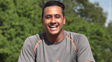 Dost konuşan atletik İspanyol yetişkin erkek