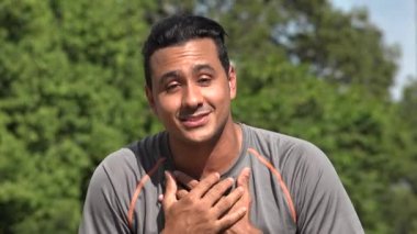 Müteşekkir konuşan atletik İspanyol yetişkin erkek