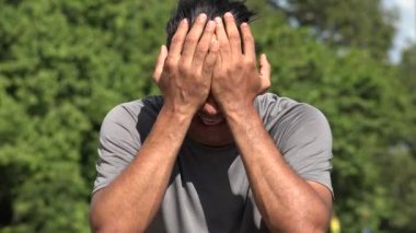 Atletik İspanyol yetişkin erkek ağlıyor