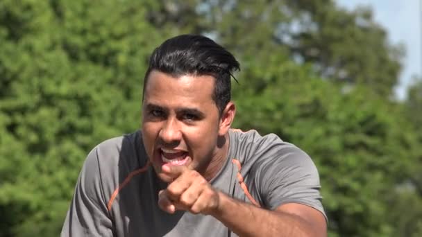 Wütender Athletischer Hispanischer Erwachsener Mann — Stockvideo