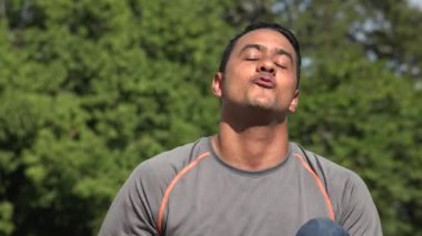 Yakışıklı atletik İspanyol yetişkin erkek poz