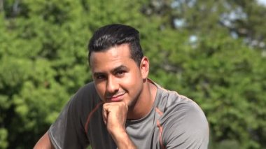 Ciddi yetişkin İspanyol adam