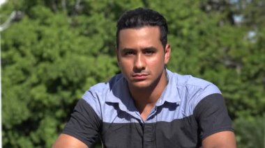 Gülümseyen yetişkin İspanyol adam