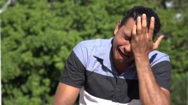 Yetişkin İspanyol adam ağlıyor