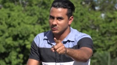 Kızgın yetişkin İspanyol adam