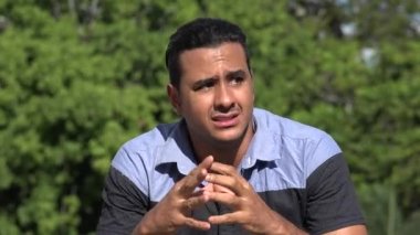 Endişeli yetişkin İspanyol adam