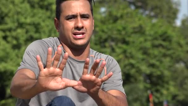Athletischer Hispanischer Erwachsener Mann Fleht — Stockvideo