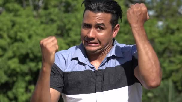 Verrückter Erwachsener Hispanischer Mann — Stockvideo