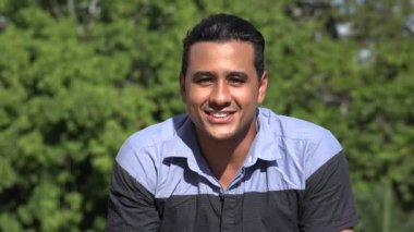 Konuşan enerjik yetişkin İspanyol adam