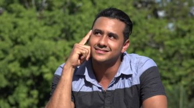 Yetişkin İspanyol adam düşünme