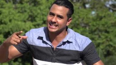 Kızgın yetişkin İspanyol adam