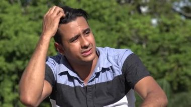 Yetişkin İspanyol adam dinleme