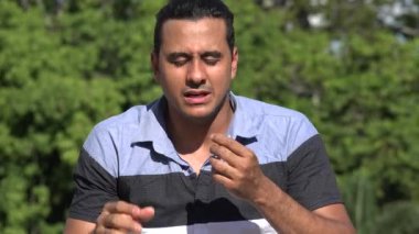 Yetişkin İspanyol adam rahatsız