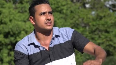 Yorgun yetişkin İspanyol adam