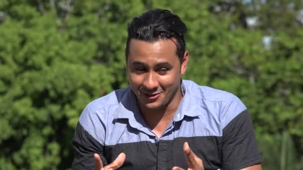 Neurotischer Erwachsener Hispanischer Mann — Stockvideo