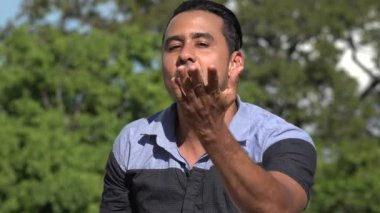 Üzgün yetişkin İspanyol adam