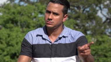 Negatif yetişkin İspanyol adam ve ret