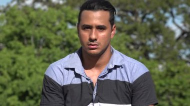 Ciddi yetişkin İspanyol adam heykeli