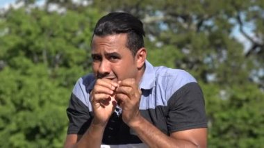 Korkulu yetişkin İspanyol adam