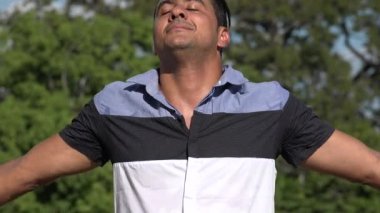 Yetişkin İspanyol adam meditasyon