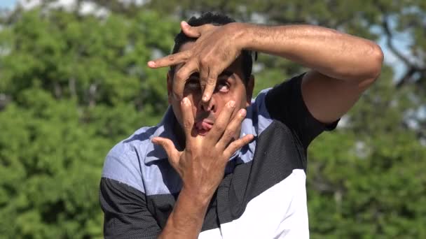 Fånig Vuxen Spansktalande Man Roliga Ansikten — Stockvideo