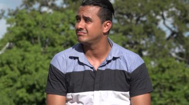 Gülümseyen yetişkin İspanyol adam